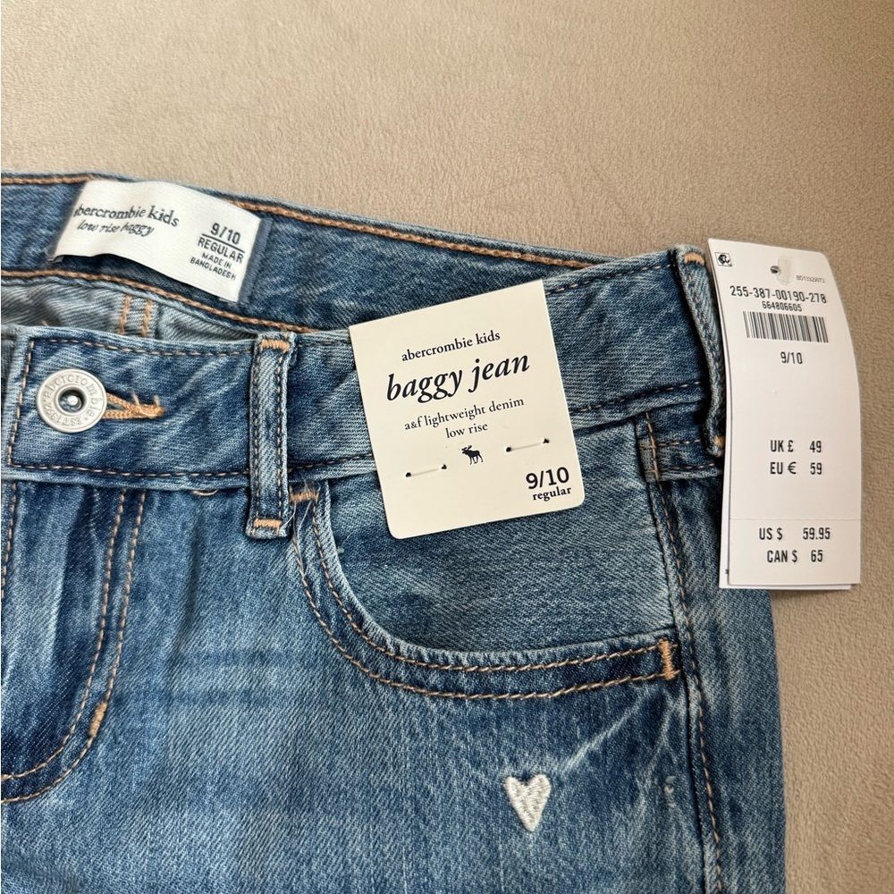 NWT Abercrombie Kids Low Rise Baggy jeans. Medium Wash with Hearts. Size 9/10 - Picture 9 of 10